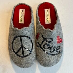 FLEXUS Sz 36/US 6 Peace Love Slippers Valentine's